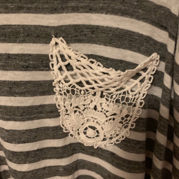 Pretty Anthropologie Scoop Tee w/ crochet pocket - Picture 4 of 4